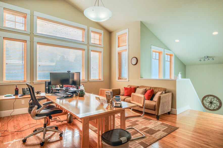 More Photos Of 257 S Pine St, Sisters Office For Sale