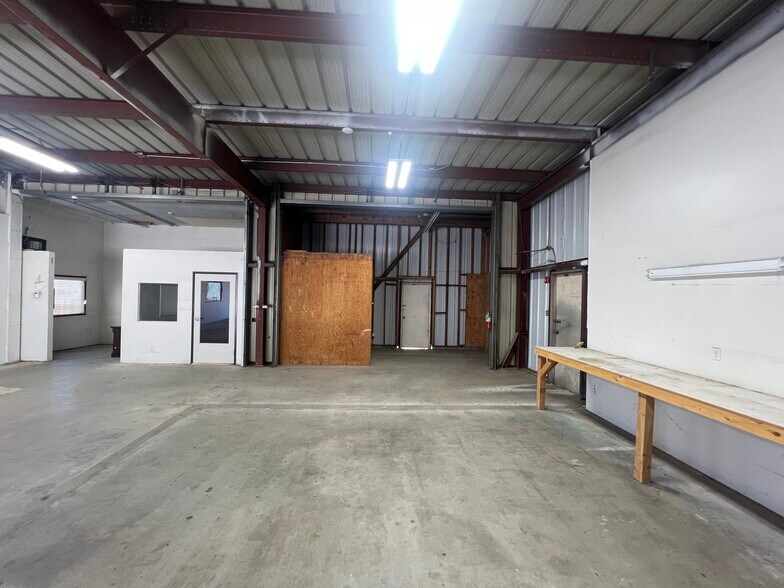 More Photos Of 16623 Yucca St, Hesperia Service For Lease