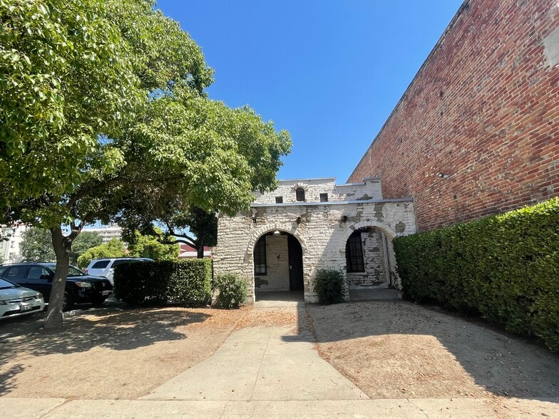 More Photos Of 112 E Oak Ave, Visalia General Retail For Sale