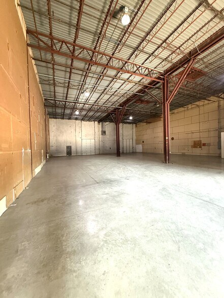 More Photos Of 5813 Distribution, San Antonio Warehouse For Lease