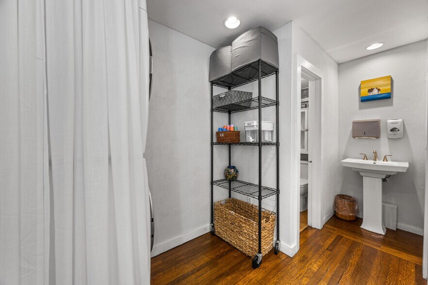 More Photos Of 182 Commercial St, Provincetown Storefront For Sale