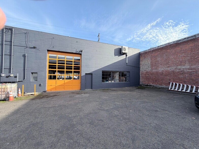More Photos Of 1415 SE 8th Ave, Portland Warehouse For Lease