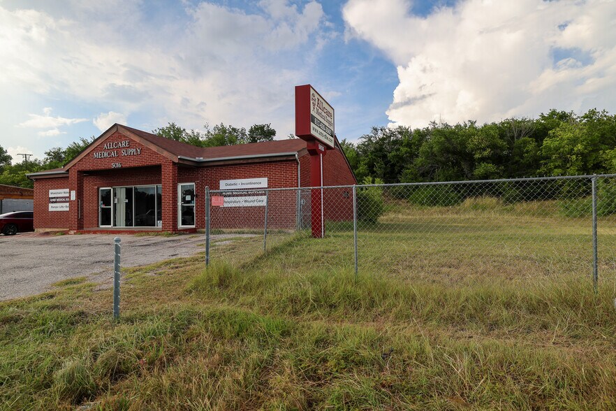More Photos Of 5016 Jacksboro Hwy, Fort Worth Freestanding For Sale