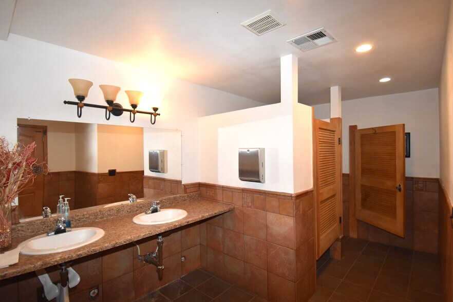 More Photos Of 201 Third NW St, Fabens Showroom For Sale