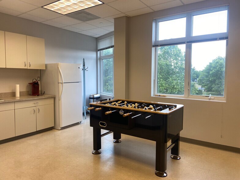 More Photos Of 46169 Westlake Dr, Sterling Medical For Sale