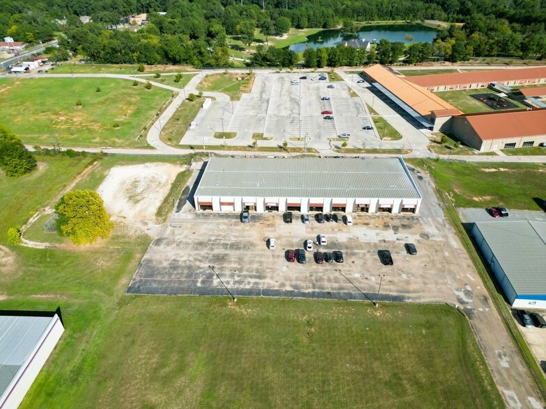 More Photos Of 440 N Eastman Rd, Longview Flex For Lease