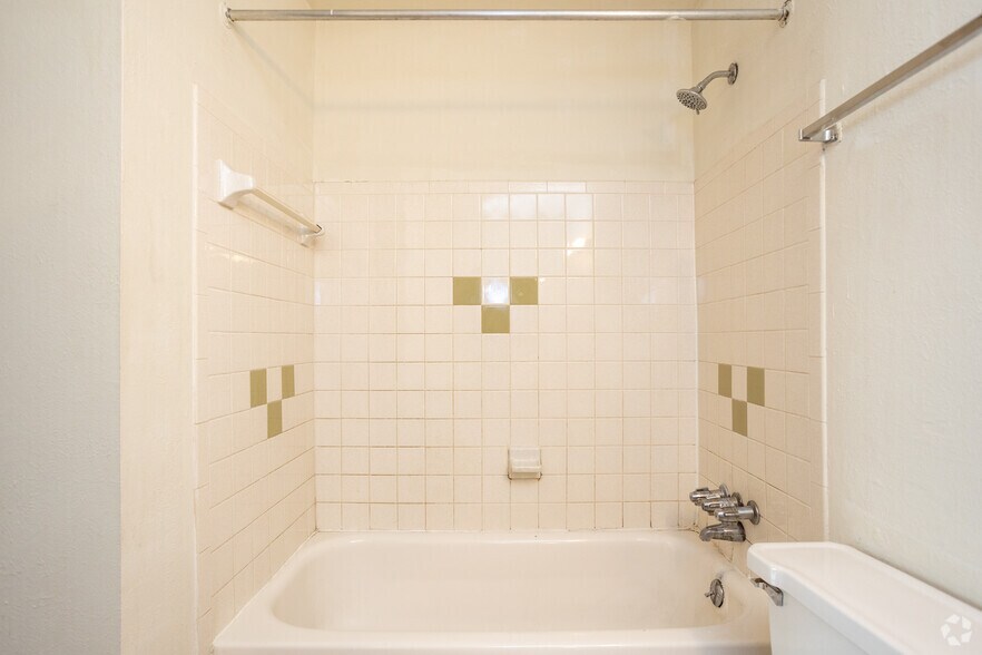 More Photos Of 2010 Arlington Ave, Toledo Apartments For Sale