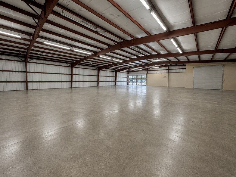 More Photos Of 4612 107th Cir N, Clearwater Manufacturing For Lease