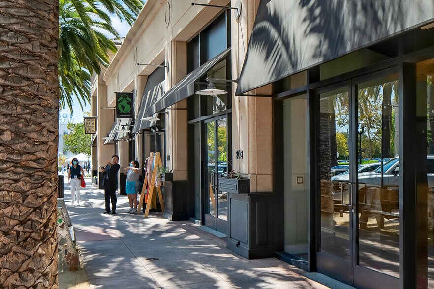 More Photos Of 131-195 W Center Street Promenade, Anaheim Unknown For Lease