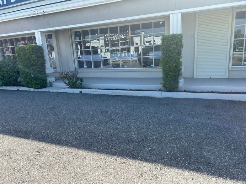 More Photos Of 4625 S Tamiami Trl, Sarasota Freestanding For Lease