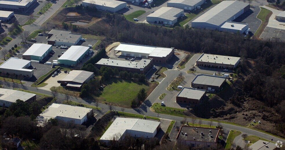 More Photos Of 123 Poplar Pointe Dr, Mooresville Flex For Lease