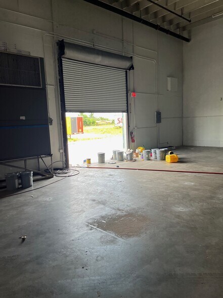 More Photos Of 1205-1421 Hill Ave, Mangonia Park Warehouse For Lease