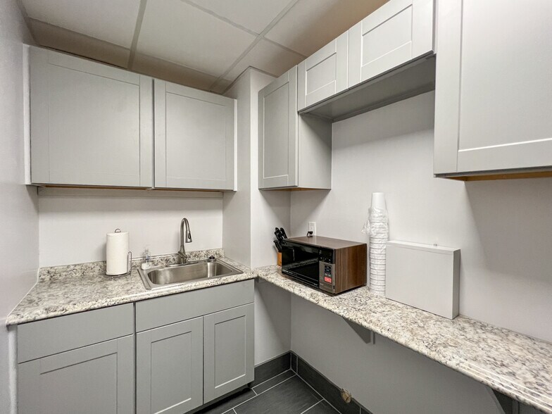 More Photos Of 108 Commercial Cir, Conroe Office Residential For Lease