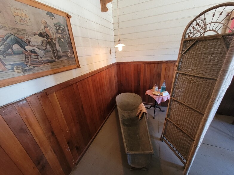 More Photos Of 331 W Rockspring Ln, Benson Movie Radio TVStudio For Sale