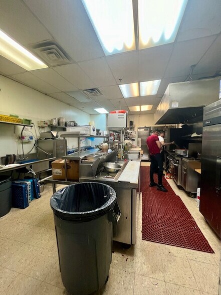 More Photos Of 1047 Broad St, Paulsboro Unknown For Lease