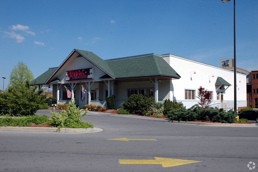 More Photos Of 1001 Market St, Dalton General Retail For Lease
