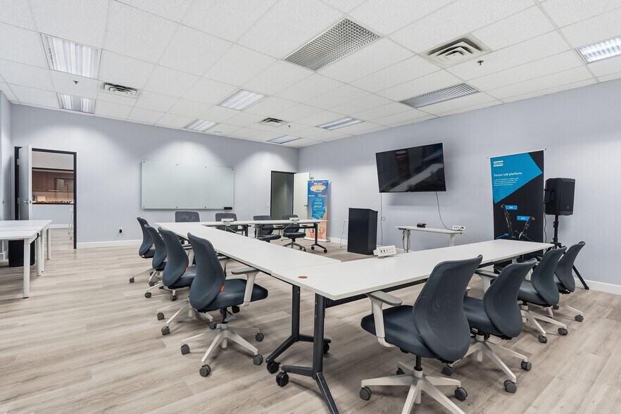 More Photos Of 3401 E Harbour Dr, Phoenix Light Manufacturing For Lease