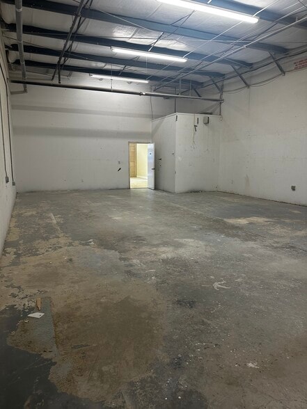 More Photos Of 28631 N Diesel Dr, Bonita Springs Light Manufacturing For Lease