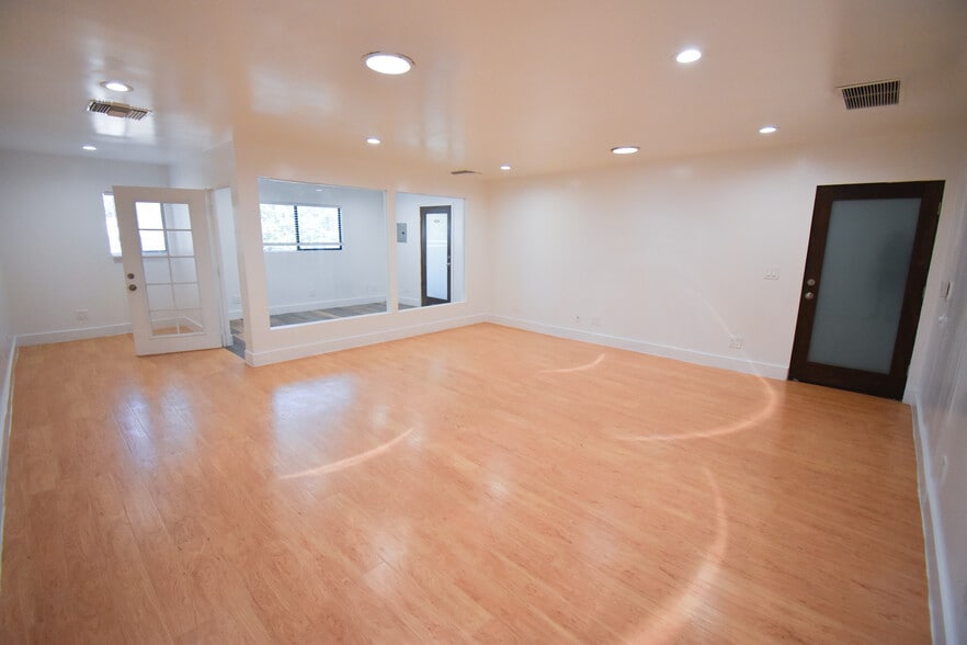 More Photos Of 19709 Ventura Blvd, Woodland Hills Office For Lease