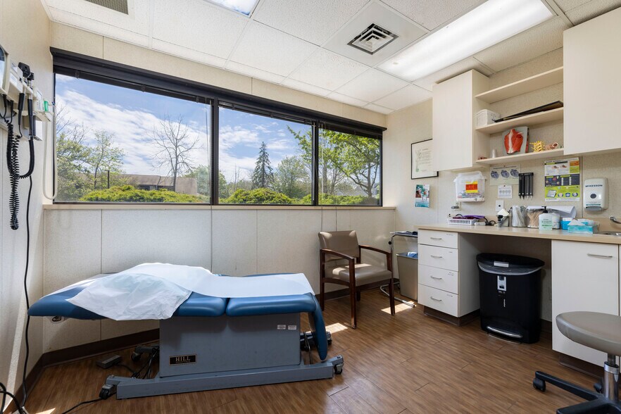 More Photos Of 360 Kingstown Rd, Narragansett Medical For Sale
