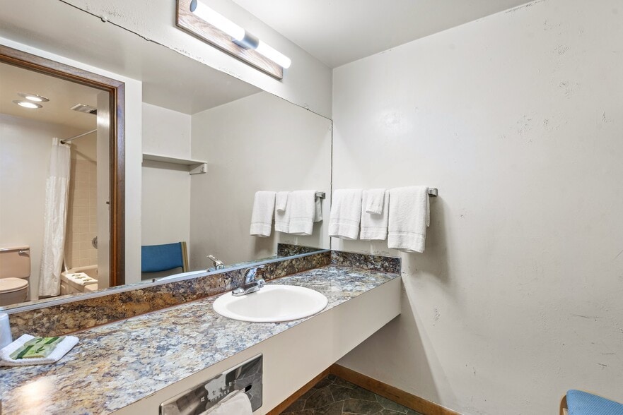 More Photos Of 1510 Adams Ave, La Grande Hotel For Sale