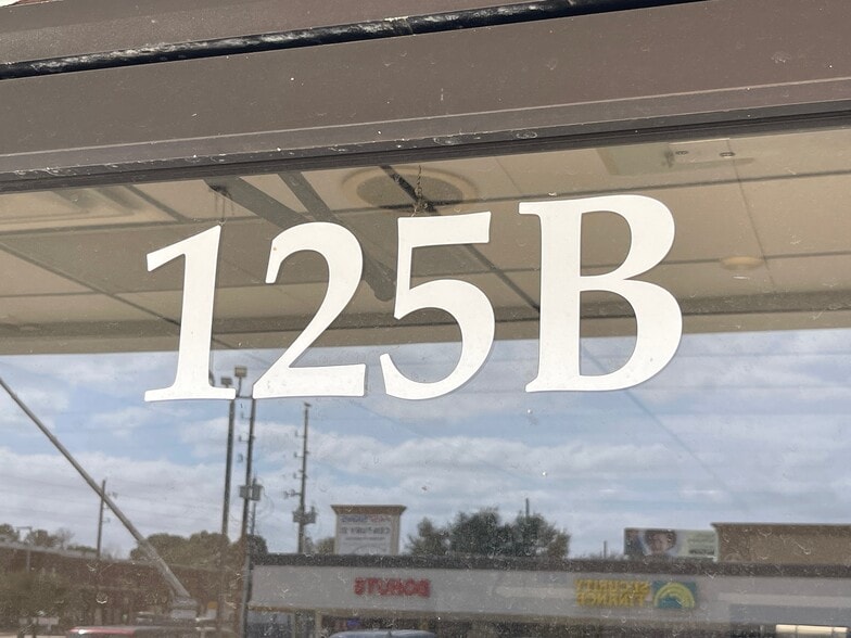 More Photos Of 701 E Main St, Tomball Storefront For Lease