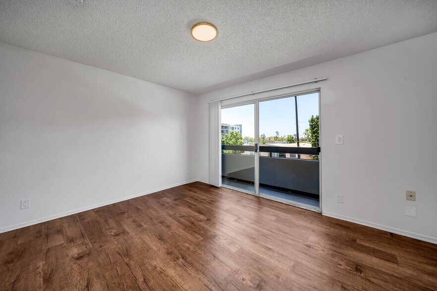 More Photos Of 1320 N Sycamore Ave, Los Angeles Apartments For Sale