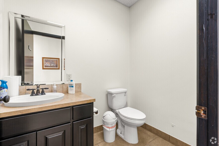 More Photos Of 7910 Interstate 20, Midland Service For Lease