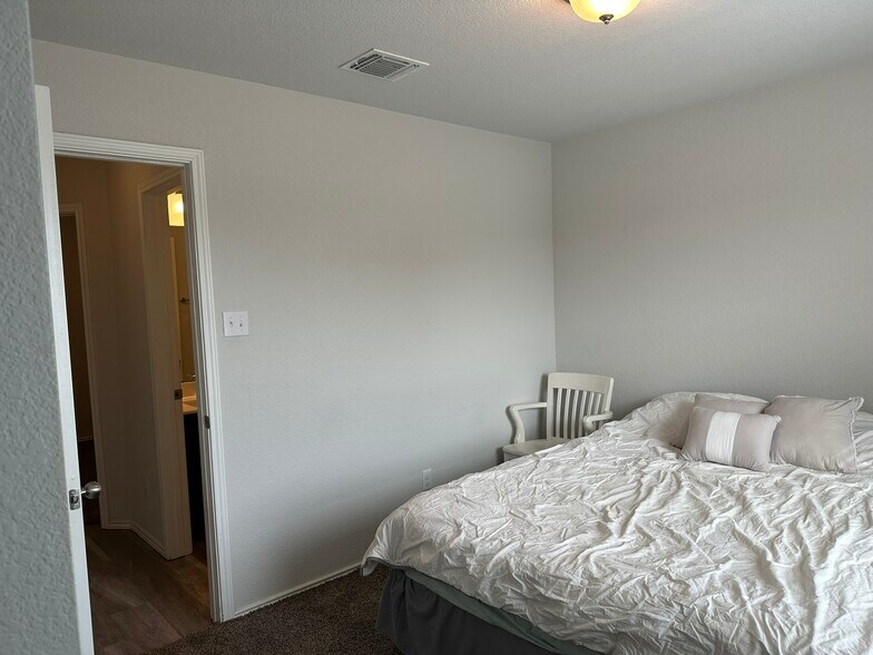 More Photos Of 104 Green Jay Dr, Jarrell Specialty For Sale