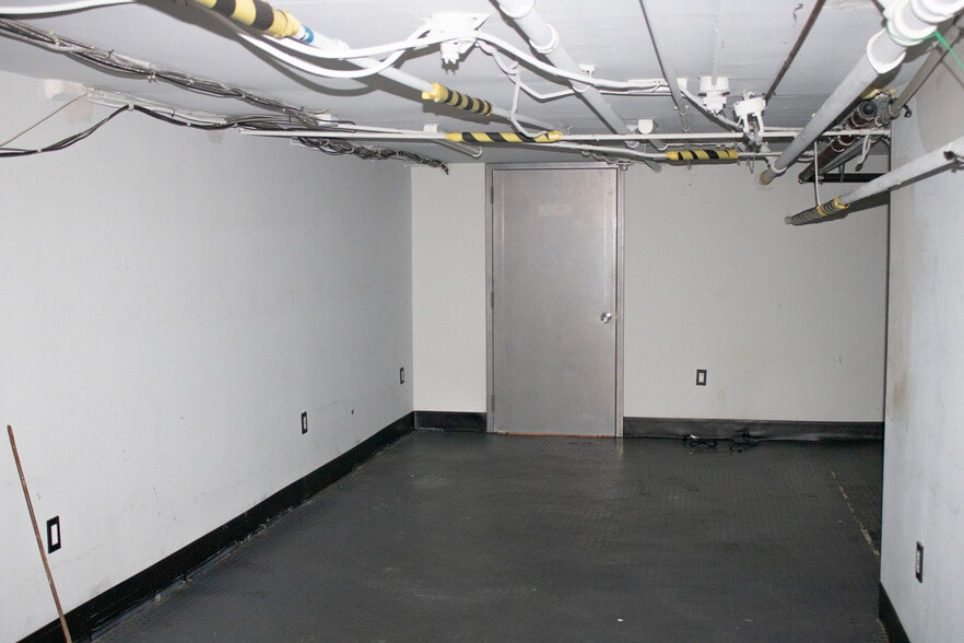 More Photos Of 646 Forest Ave, Staten Island Storefront For Lease