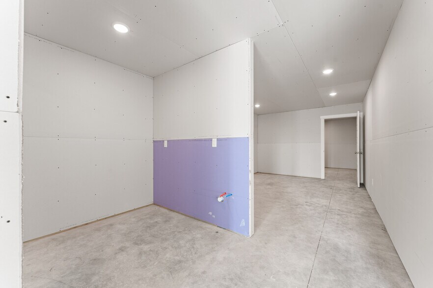 More Photos Of 201 Blue Sky ln, Hollister Flex For Lease