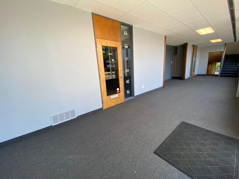 More Photos Of 4800 Market St, Youngstown Office For Lease