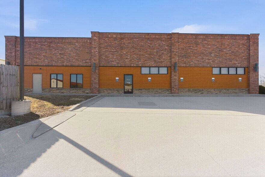 More Photos Of 5540-5550 N Farmer Branch Rd, Ozark General Retail For Sale