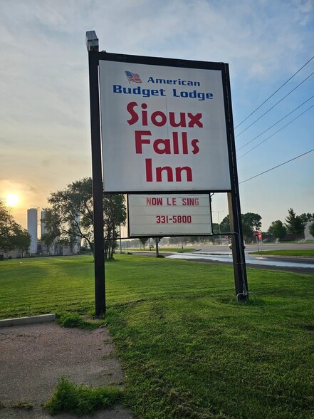 More Photos Of 1300 W Russell St, Sioux Falls Hotel For Sale
