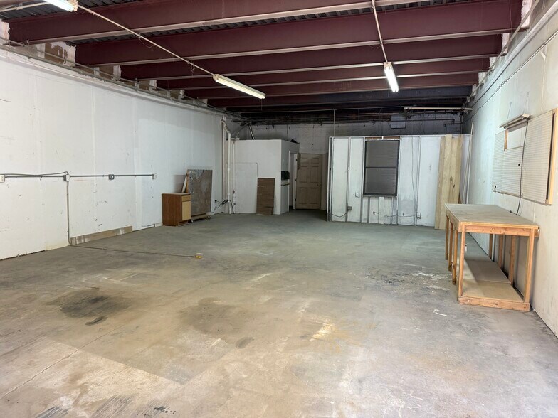 More Photos Of 840 Shallowford Rd NE, Kennesaw Warehouse For Lease