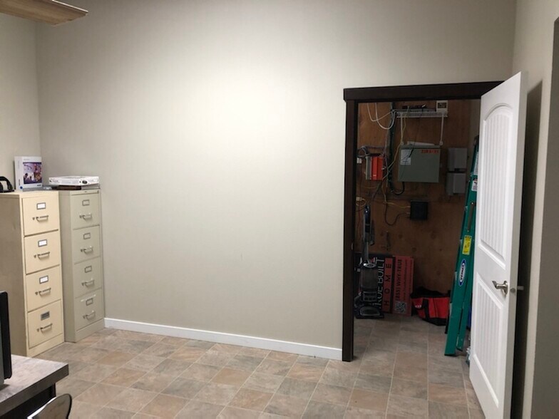 More Photos Of 2201 W Nob Hill Blvd, Yakima Freestanding For Lease