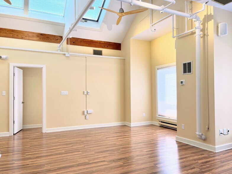 More Photos Of 24 Salt Pond Rd, Wakefield Medical For Lease