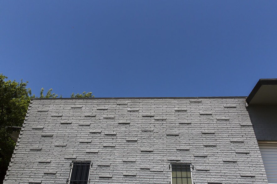 More Photos Of 1539 Round Table Dr, Dallas Light Manufacturing For Sale