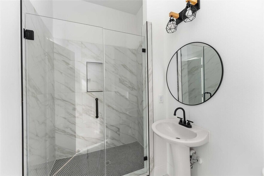 More Photos Of 4125 Clover A/B st, Houston Multifamily For Sale