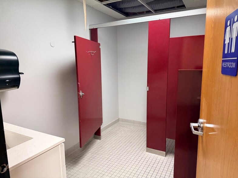 More Photos Of 1001 Arboretum Dr, Waunakee Flex For Lease