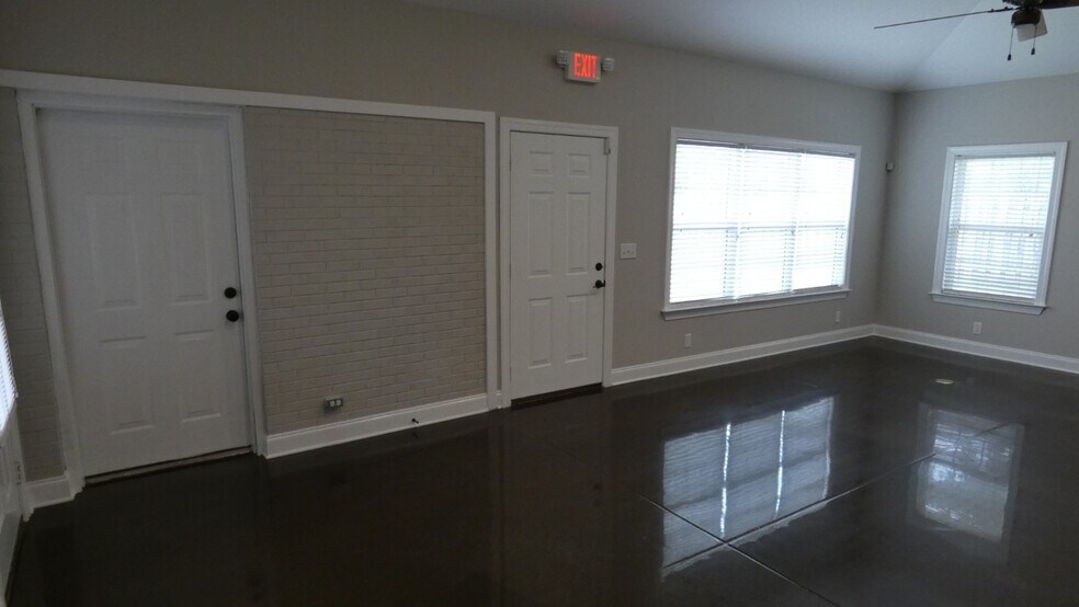 More Photos Of 2911 Middle Tennessee Blvd, Murfreesboro Office Residential For Lease