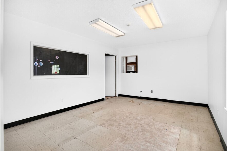 More Photos Of 903 Sayers St, Lufkin Warehouse For Sale