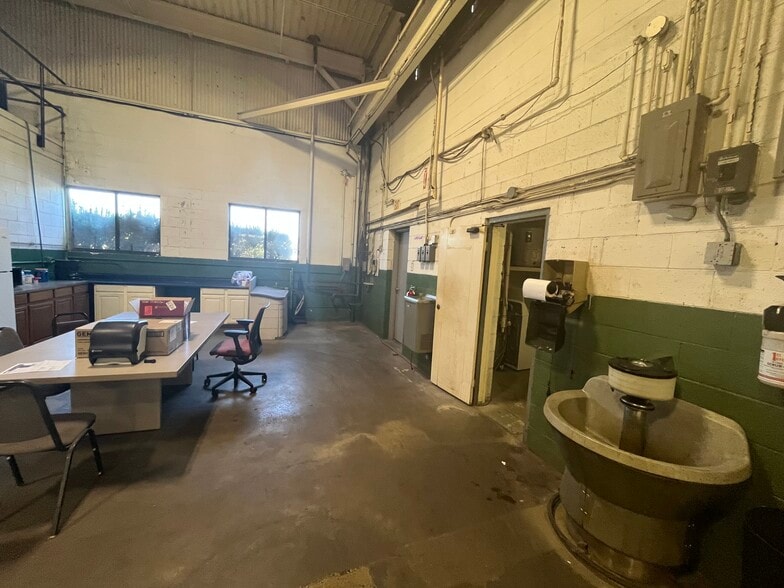 More Photos Of 2385 Walker Ave, Grand Rapids Manufacturing For Sale
