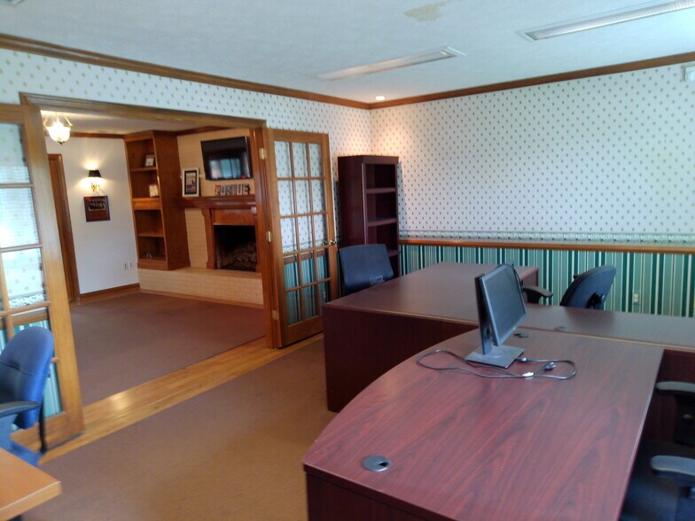 More Photos Of 10 Shoshone Dr, Carmel Office For Lease