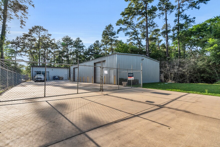 More Photos Of 923 Weisinger Dr, Magnolia Warehouse For Lease