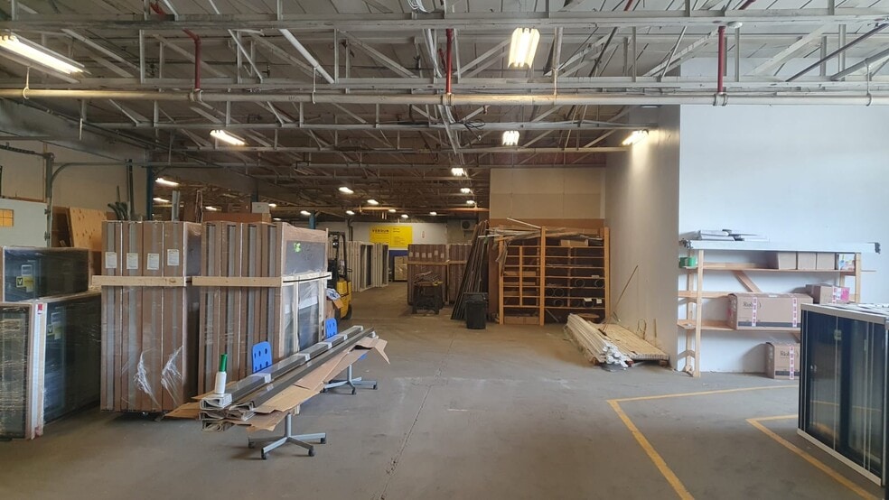 More Photos Of 6705 Rue Saint-Jacques, Montréal Light Distribution For Lease