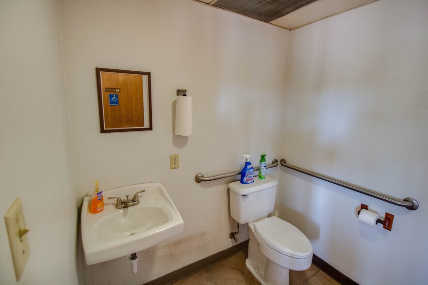More Photos Of 808 E Broadway, Alton Specialty For Sale
