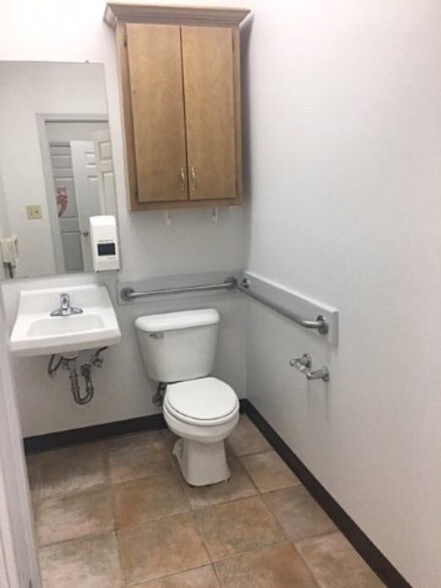 More Photos Of 1225 Coronet Dr, Dalton Office For Lease