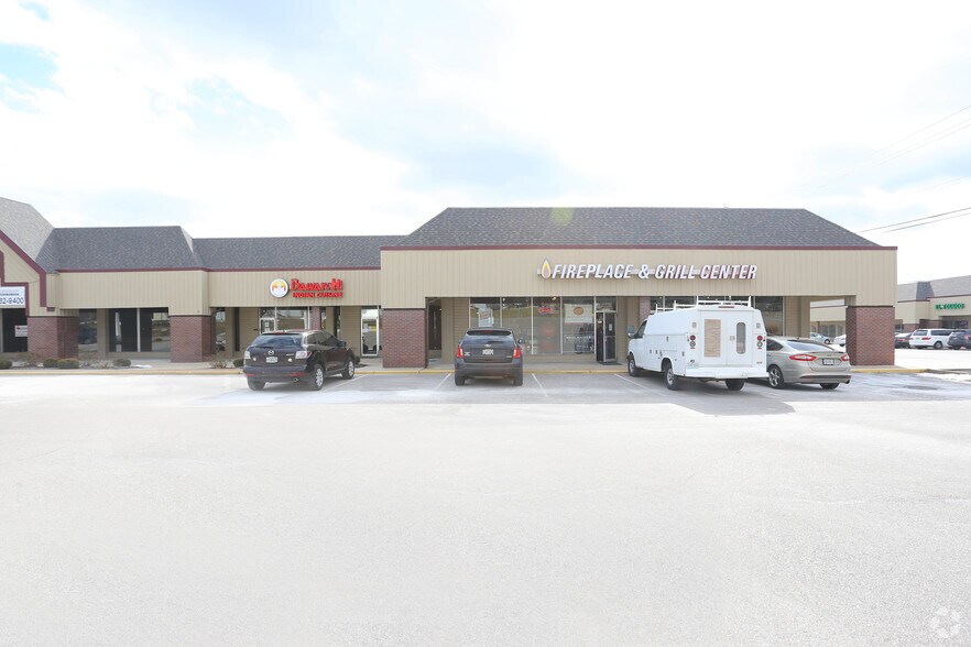 More Photos Of 14208-14242 Manchester Rd, Ballwin General Retail For Lease