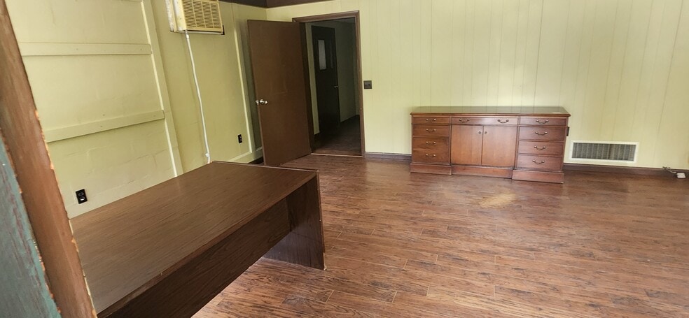 More Photos Of 1529 Tyrone Rd, Morgantown Warehouse For Sale